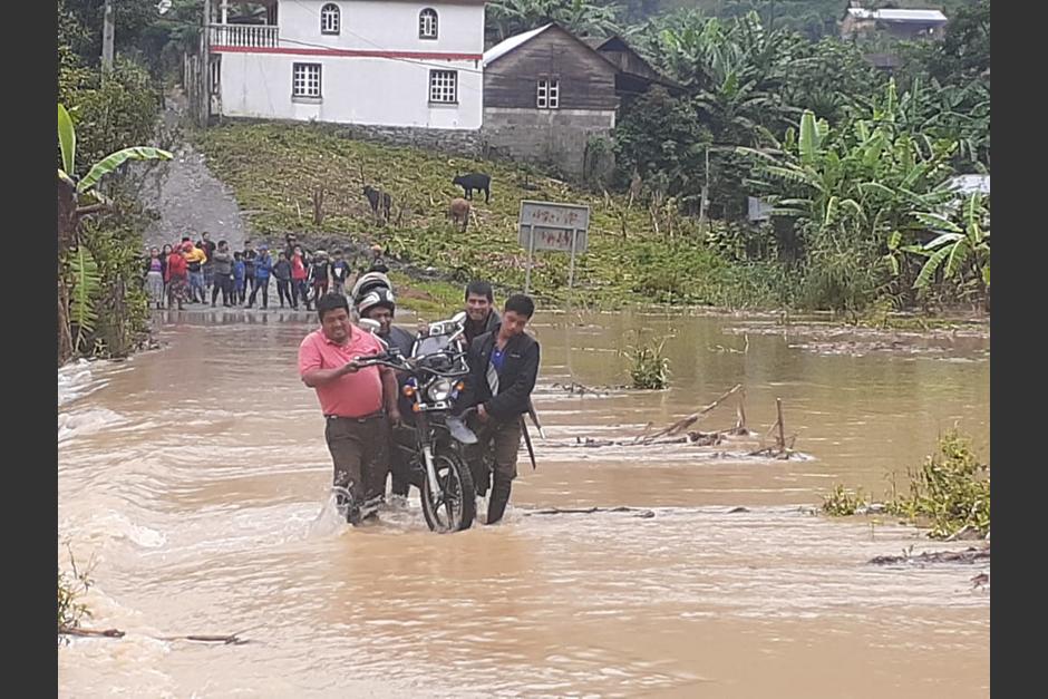 Inundaci&oacute;n s&uacute;bita en San Juan Chamelco, Alta Verapaz, afecta varias viviendas. (Foto: Conred)