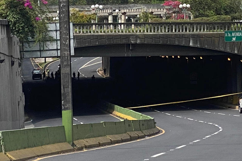 El tr&aacute;nsito en el paso a desnivel del Obelisco est&aacute; completamente detenido en ambas direcciones. El MP realiza las pesquisas en un &aacute;rea de 150 metros. (Foto: Amilcar Montejo/PMT)