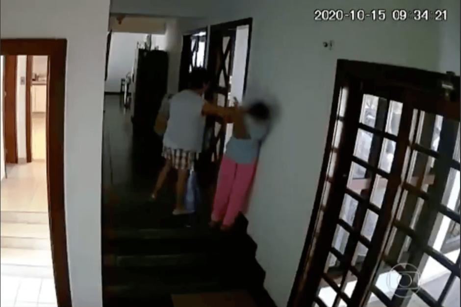 La diplom&aacute;tica agrede a la empleada dom&eacute;stica que la acompa&ntilde;aba en su misi&oacute;n por Sudam&eacute;rica. (Captura video)