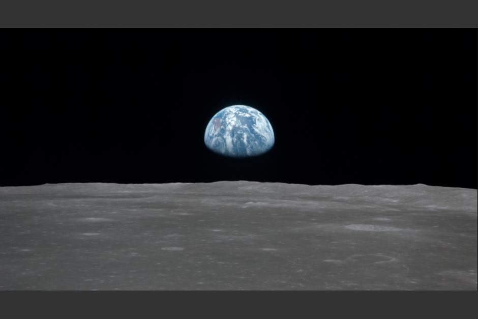 Vista de la superficie lunar con la Tierra al fondo, timada durante la misión Apolo 11 el 20 de julio de 1969. (Foto: Wikipedia)