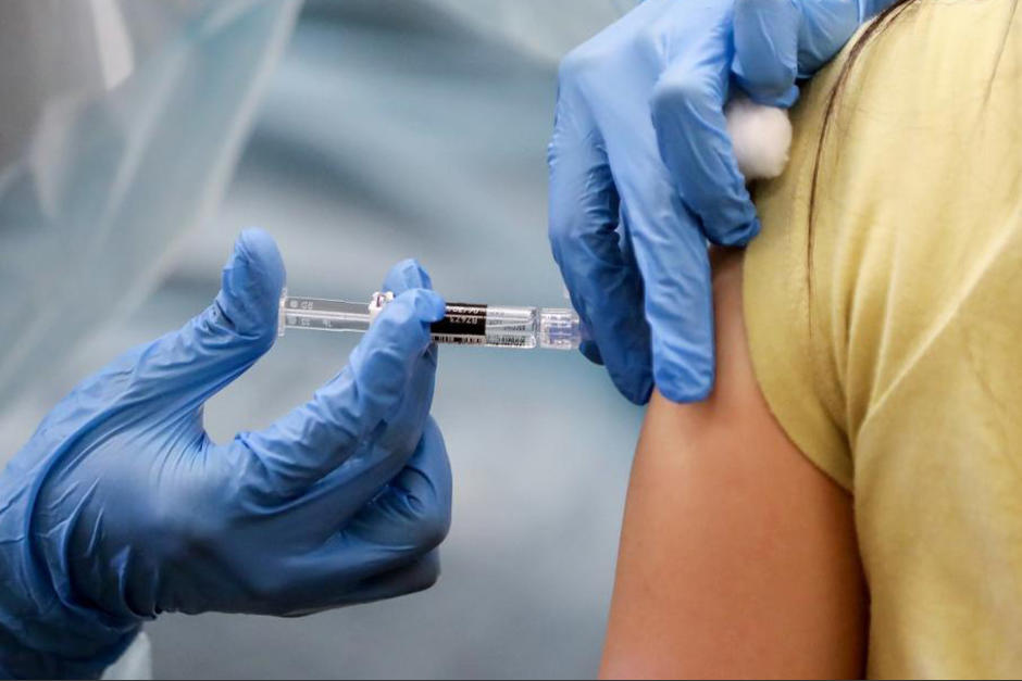 Un informe reveló que la vacuna desarrollada por la Universidad de Oxford y la farmacéutica AstraZeneca en Inglaterra, genera una fuerte respuesta inmune en personas mayores de 50 años. (Foto: AFP)