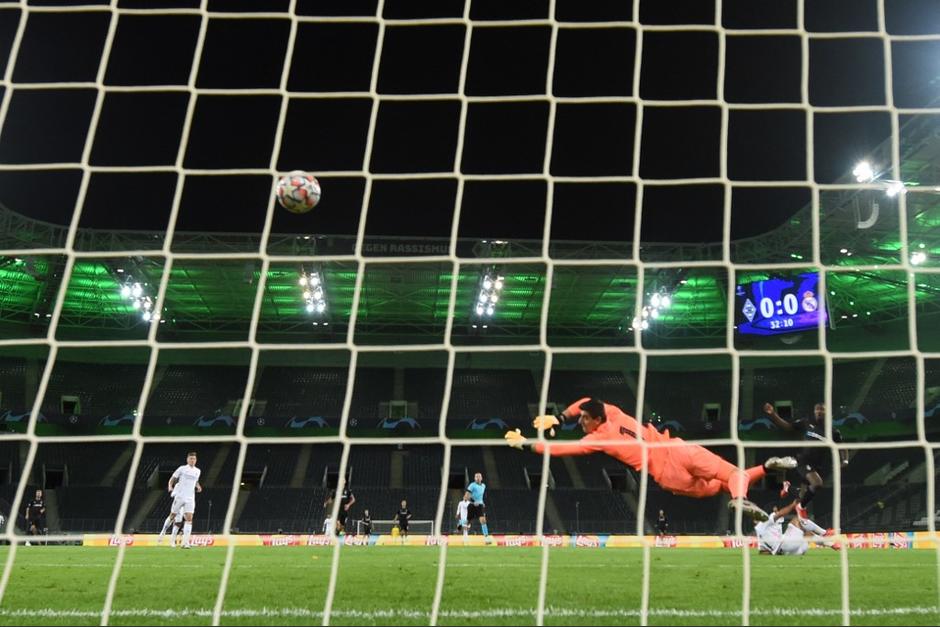 Thibaut Courtois volvi&oacute; a sufrir en la Liga de Campeones en el empate del Real Madrid. (Foto: AFP)