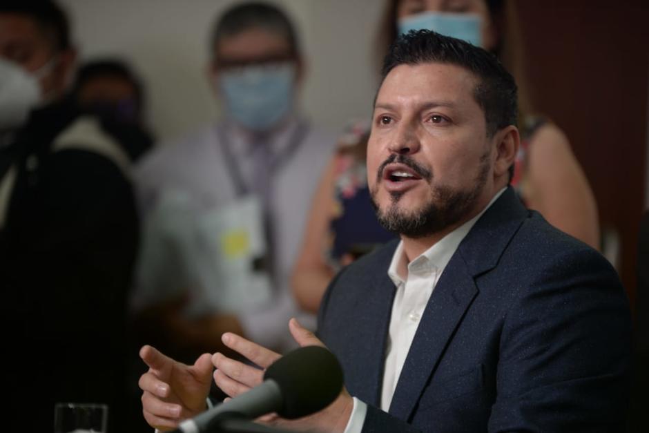 El ministro de Comunicaciones, Josué Lemus, indicó que hará una investigación de la supuesta "firma falsificada". (Foto: Wilder López/Soy502)