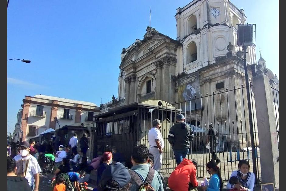 Cientos de personas acuden este mi&eacute;rcoles 28 de octubre a la Iglesia de la Merced donde se venera a San Judas Tadeo. (Foto: captura pantalla)&nbsp;