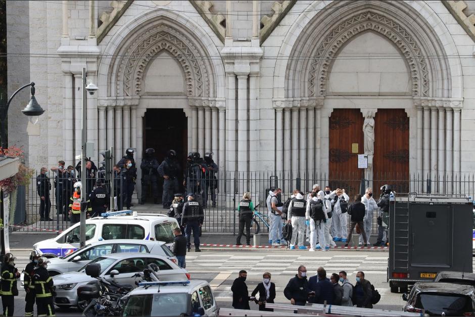 Tres personas murieron tras un ataque terrorista con cuchillo en el interior de la bas&iacute;lica de Notre-Dame, en Niza, Francia. (Foto: AFP)