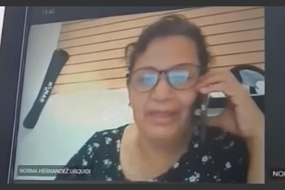 La maestra estaba en una llamada cuando uno de los alumnos se percató de la conversación y la grabó. (Captura video)