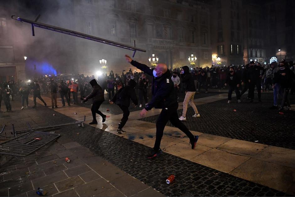 Protestas en Catalu&ntilde;a en contra de las restricciones por el Covid-19. (Foto: Josep Lago / AFP)