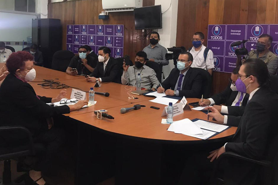 La ministra de Salud elogió la labor de los médicos cubanos durante la citación. (Foto: cortesía José Castro)