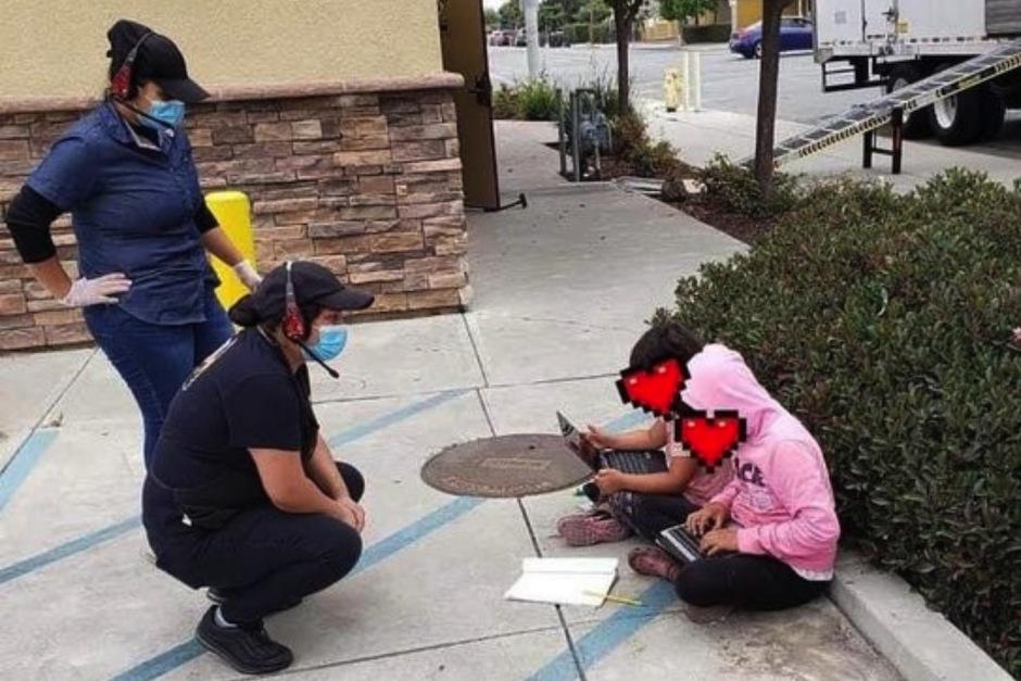 Las niñas usaron el internet de un restaurante para hacer sus tareas afuera. (Foto: Kevin de Léon)