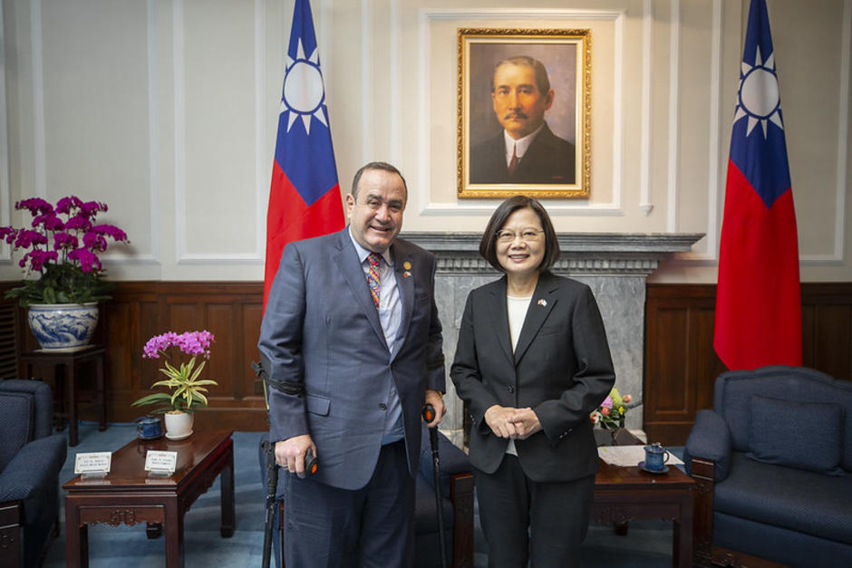 El presidente Alejandro Giammattei junto a su hom&oacute;loga de Taiw&aacute;n, Tsai Ing-wen, en una visita de octubre de 2019. (Foto: Archivo/Soy502)