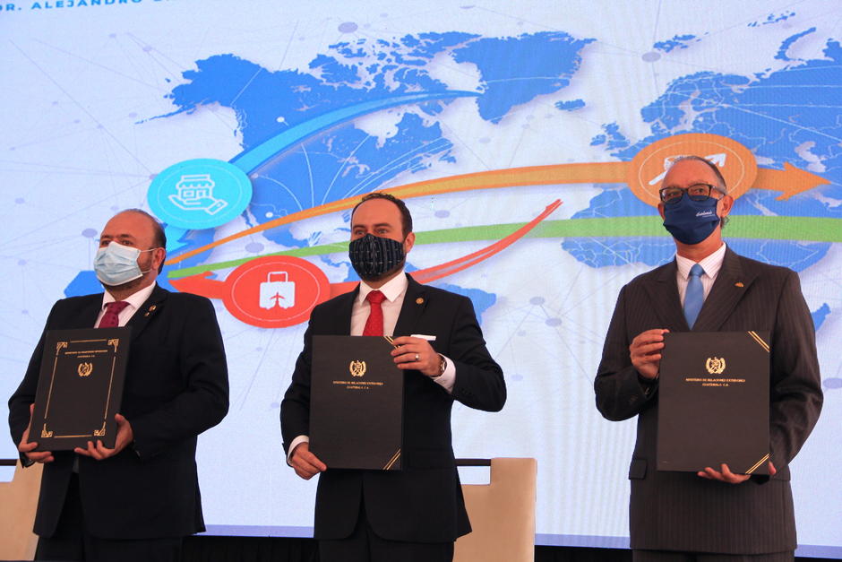 Los ministerios de Econom&iacute;a, Relaciones Exteriores y el Inguat firmaron este convenio para promover el comercio y el turismo nacional en el exterior. (Foto: Fredy Hern&aacute;ndez/Soy502)