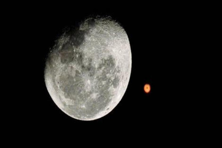 La Luna y Marte formaron el tan esperado "beso planetario". (Foto: La Raz&oacute;n)