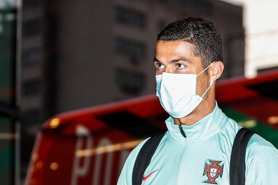 Cristiano Ronaldo fue obligado a ponerse la mascarilla mientras estaba en la banca de la Selecci&oacute;n de Portugal. (Foto: Fox Sports)