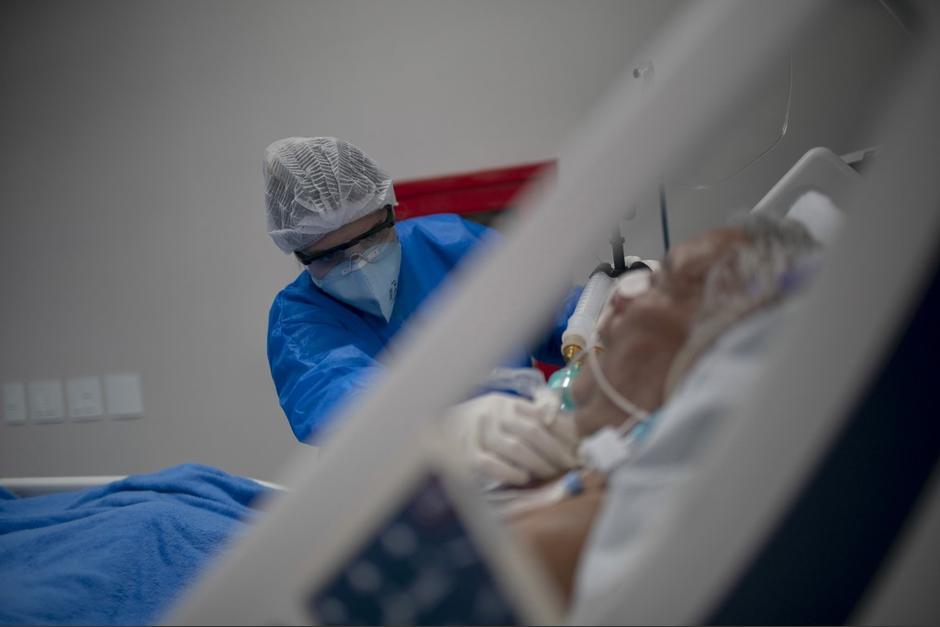Uno de los principales misterios del Covid-19 es la causa de la baja oxigenaci&oacute;n en la sangre de los pacientes. (Foto: AFP)