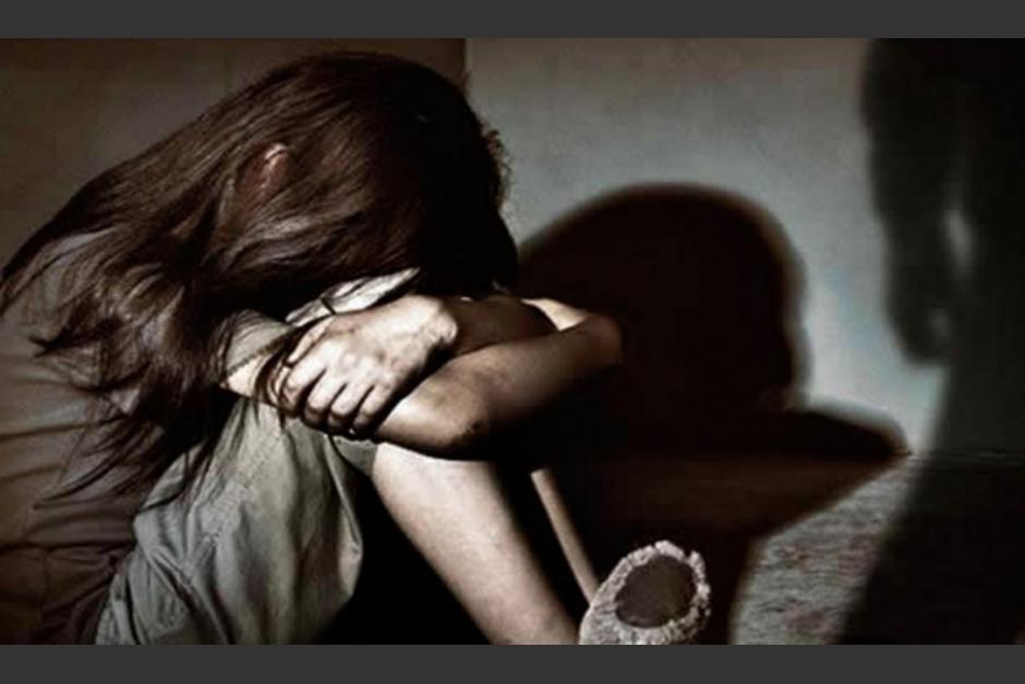 Los padres de la víctima la acompañaron a presentar la denuncia contra el detenido. (Foto:&nbsp;ContraRéplica)