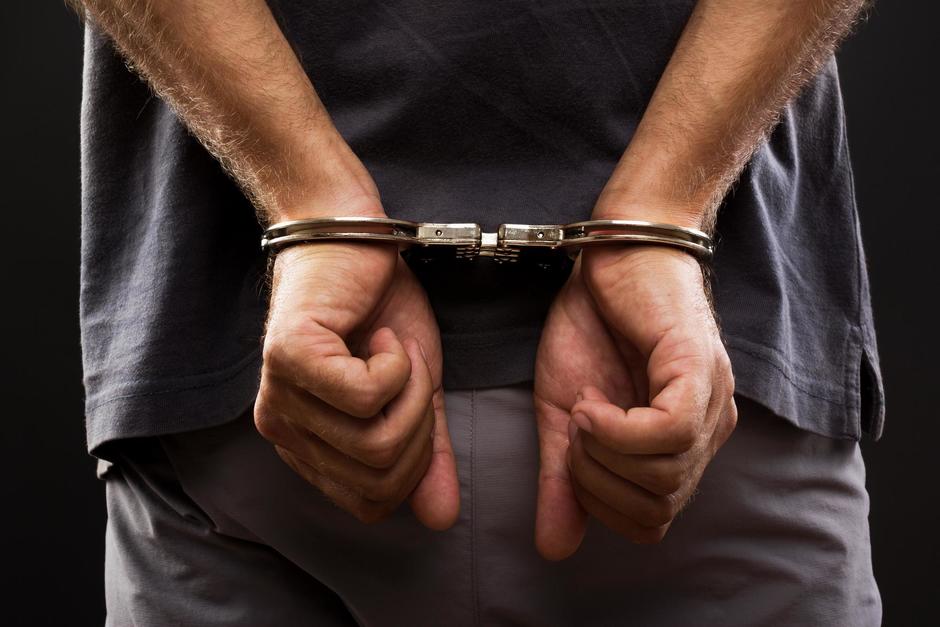 La Polic&iacute;a Nacional Civil arrest&oacute; a dos agentes del Sistema Penitenciario por portaci&oacute;n de droga. (Imagen con fines ilustrativos. Foto: Shutterstock)