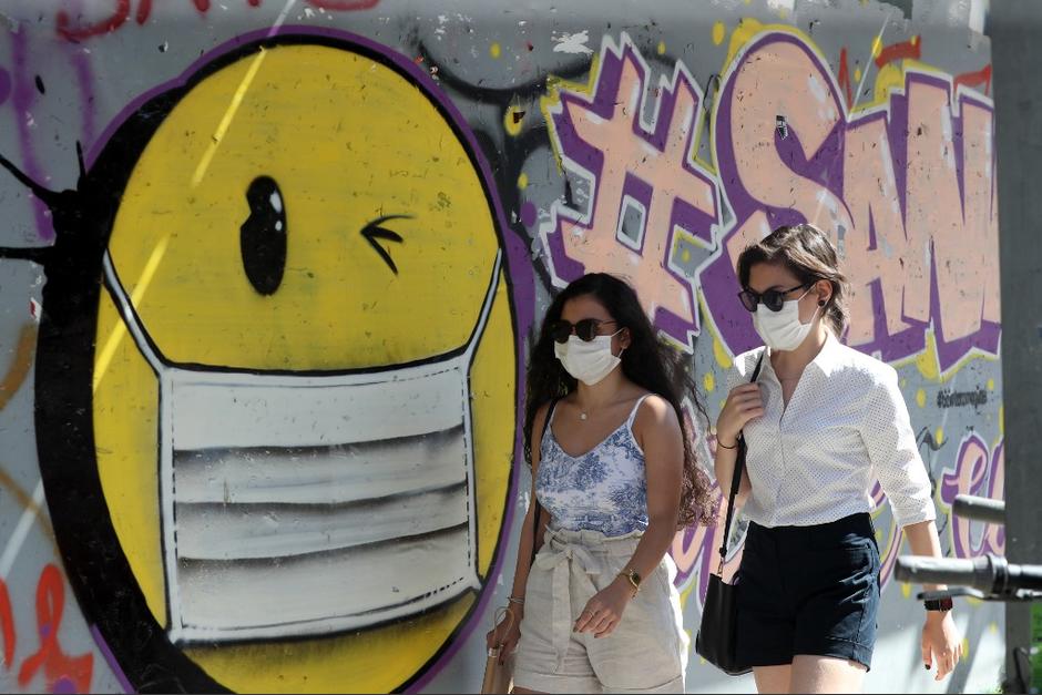 Varios mitos rondan respecto al uso de la mascarilla en tiempos de Covid-19. (Foto: AFP)&nbsp;