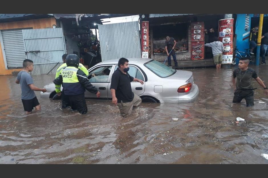 La lluvia inundó parte de Mixco y algunos carros resultaron dañadas. (Foto: Facebook/Neto Bran)