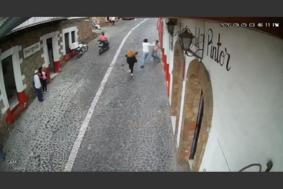 El carterista no esper&oacute; que el acompa&ntilde;ante de su v&iacute;ctima lo pudiera someter en cuesti&oacute;n de segundos. (Captura Video)