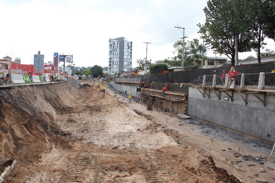 Actualmente se hace la excavaci&oacute;n de las rampas en ambos sentidos. (Foto: Fredy Hern&aacute;ndez/Soy502)