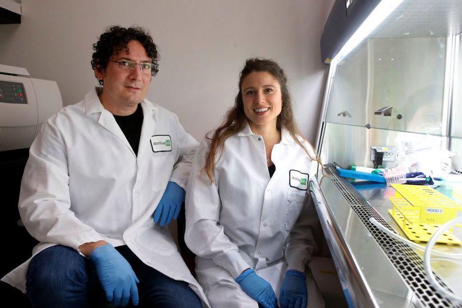 Los cient&iacute;ficos extranjeros Jacob Glanville y Sarah Ives&nbsp;apoyan en el proyecto de la Usac (Foto: soyusac)