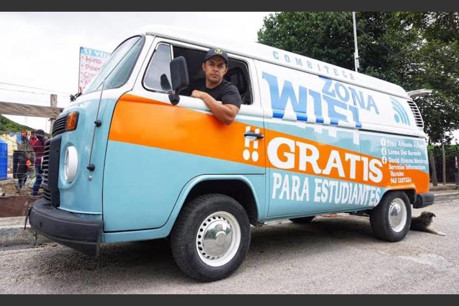 El maestro Juan Antonio Alfaro recorre varios poblados para que los ni&ntilde;os puedan asistir a sus clases virtuales. (Foto: Twitter)