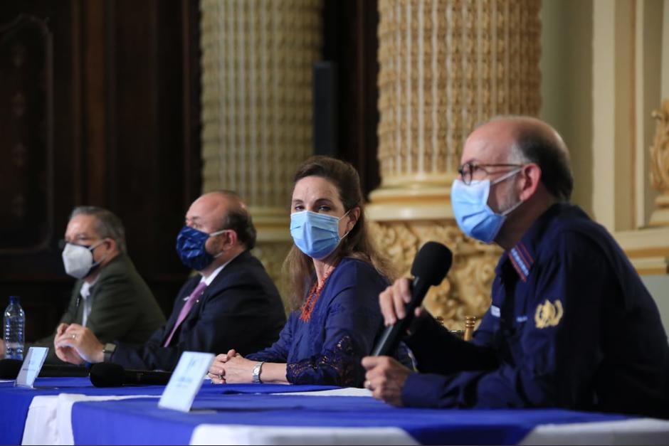 Edwin Asturias, director de la Coprecovid; Francis Masek, secretaria de Comunicación; Antonio Malouf, ministro de Economía; y el viceministro de Salud, Edwin Montúfar, ofrecen conferencia de prensa. (Foto: Presidencia)