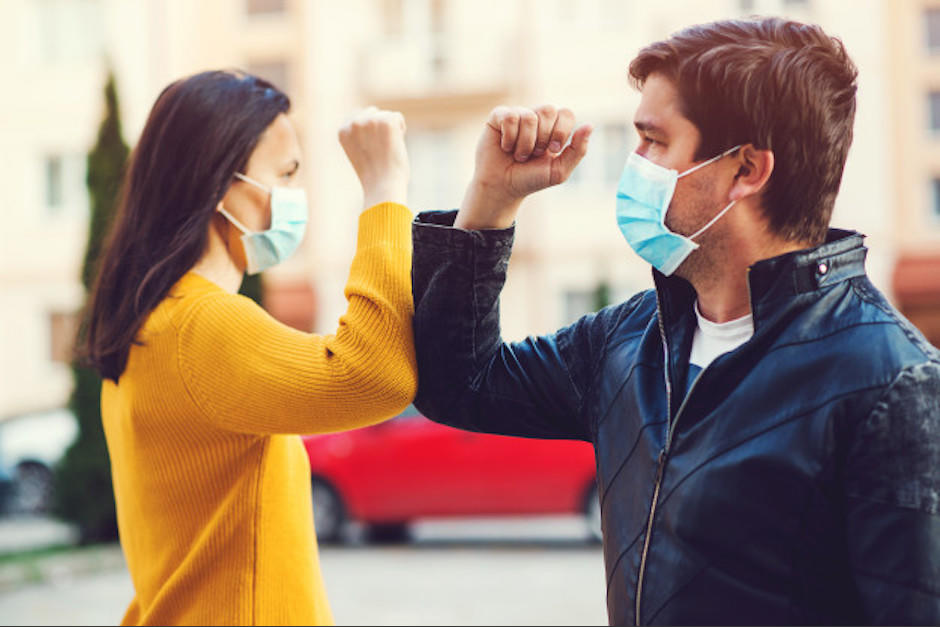 La OMS cambi&oacute; de opini&oacute;n y ahora desaconseja cualquier intercambio con contacto f&iacute;sico. (Foto: Freepik)