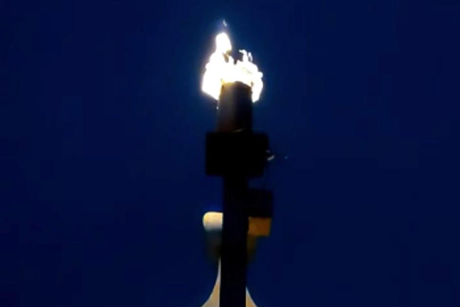 Después de 70 años, la antorcha que corona el arco del Edificio de Correos y Telégrafos arde de nuevo. (Foto: Dirección General de Correos y Telégrafos)
