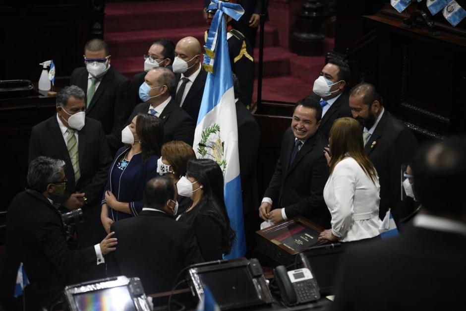 Los diputados esperaron a que finalizara la sesión solemne, para tomarse fotografías. (Foto: Wilder López/Soy502)