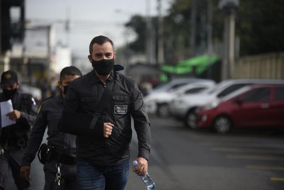 Sinibaldi captado en su traslado a tribunales para la audiencia de primera declaración ante la jueza Erika Aifán. (Foto: Wilder López/Soy502)&nbsp;