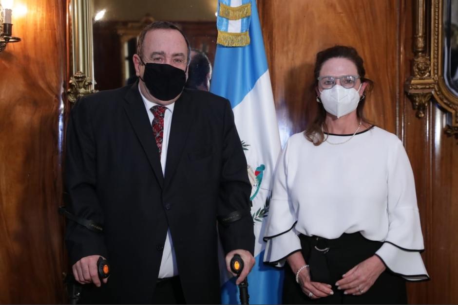 El presidente Alejandro Giammattei junto a la secretaria de Comunicación Social de la Presidencia, Francis Masek. (Foto: Presidencia)