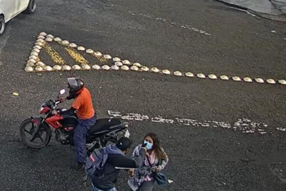 El asaltante amenaza a la mujer con una pistola y le roba el celular. (Foto: captura de pantalla)&nbsp;