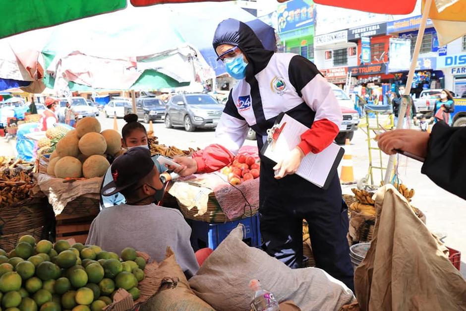 El Ministerio de Salud y el Departamento de Salud la Municipalidad de Quetzaltenango verificaron el cumplimiento de medidas de salud en la Terminal de Minerva. (Foto: Municipalidad)