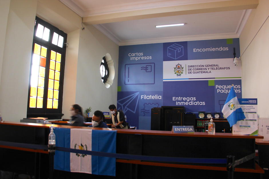 La agencia central en la zona 1 es atendida para la entrega de paquetes internacionales o env&iacute;o de cartas o encomiendas a nivel nacional. (Foto: Fredy Hern&aacute;ndez/Soy502)