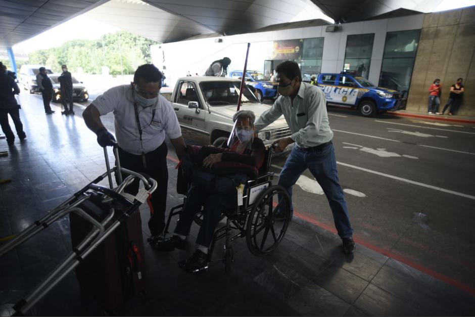 Los pasajeros agradecieron la reapertura del aeropuerto La Aurora. (Foto: Wilder L&oacute;pez/Soy502)