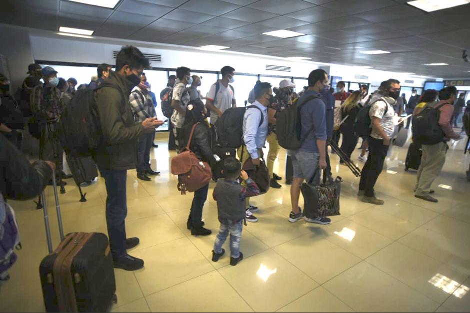 En los primeros d&iacute;as de reinicio de operaciones en el Aeropuerto La Aurora, se registraron colas y aglomeraciones. (Foto: Wilder L&oacute;pez/Soy502)