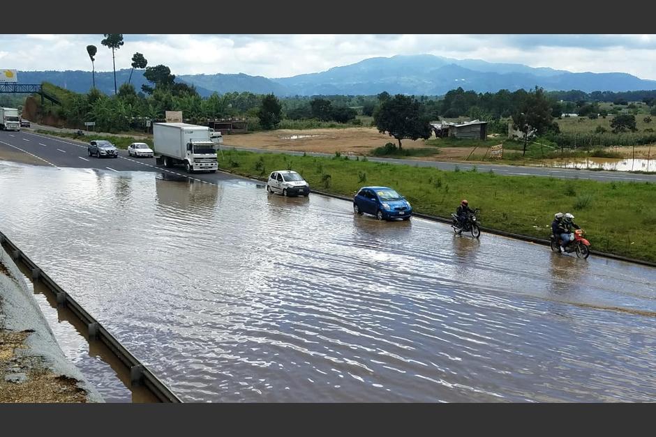 Desde hace más de cuatro semanas, una poza de 150 metros impide la libre circulación en el Libramiento de Chimaltenango. (Foto: Wilder López/Soy502)