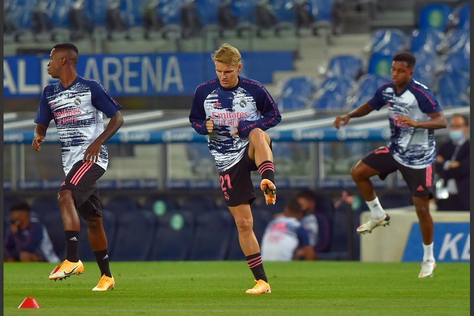 Martin Odegaard, al centro, busca brillar en su segunda etapa con el Real Madrid, pero el Coronavirus lo alejar&aacute; por lo menos de un par de encuentros. (Foto: AFP)