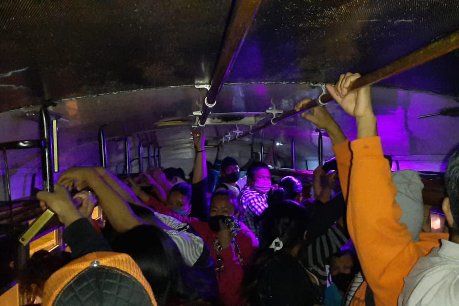 La PMT de Mixco detuvo la marcha de un bus que ten&iacute;a sobrecarga de pasajeros y no se cumpl&iacute;an las medidas de distanciamiento para evitar contagio de Covid-19. (Foto: Mynor Espinoza / Vocero Mixco)