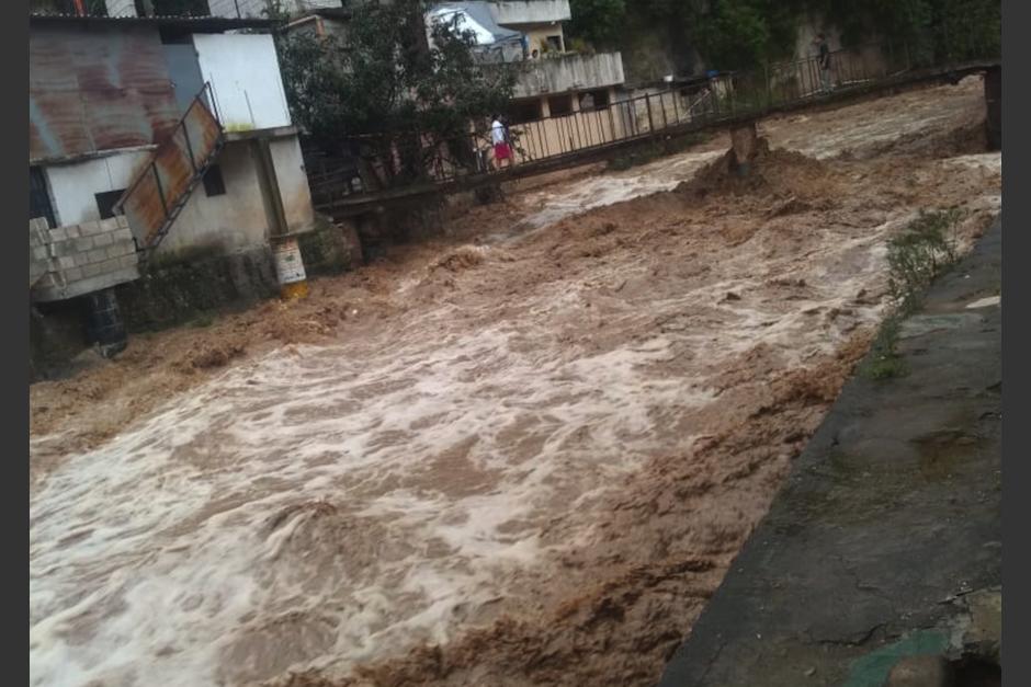 Vecinos en alerta por crecida en el río Villa Lobos. (Foto: Conred)