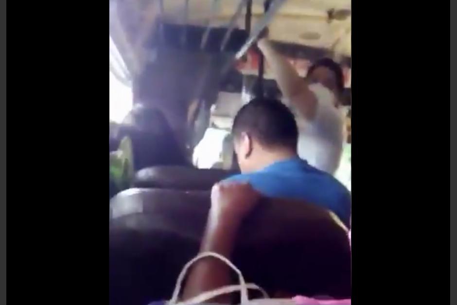 Transporte urbano de Mixco incumple medidas de bioseguridad para prevenir el Covid-19. (Foto: Captura de pantalla)