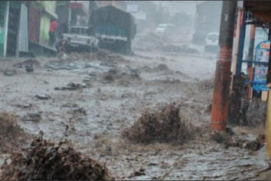 Las fuertes lluvias provocaron el colapso de los drenajes en el casco urbano de San Pedro Yepocapa, Chimaltenango. (Foto: Cortesía)