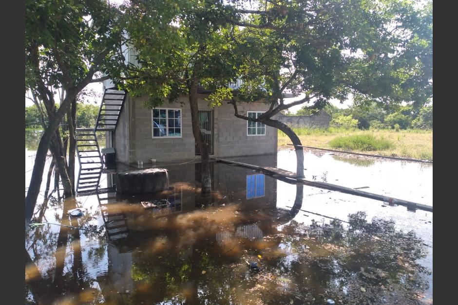 Por las fuertes lluvias se desborda el r&iacute;o La Pasi&oacute;n y causa inundaciones. (Foto: Conred)