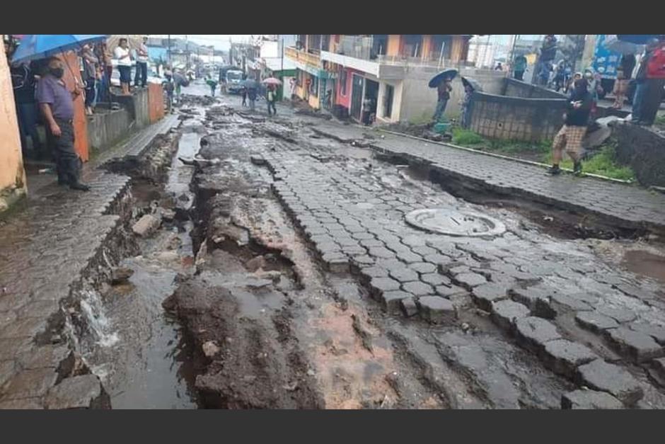 Las fuertes lluvias provocaron el colapso de los drenajes en San Pedro Yepocapa, Chimaltenango. (Foto: Conred)