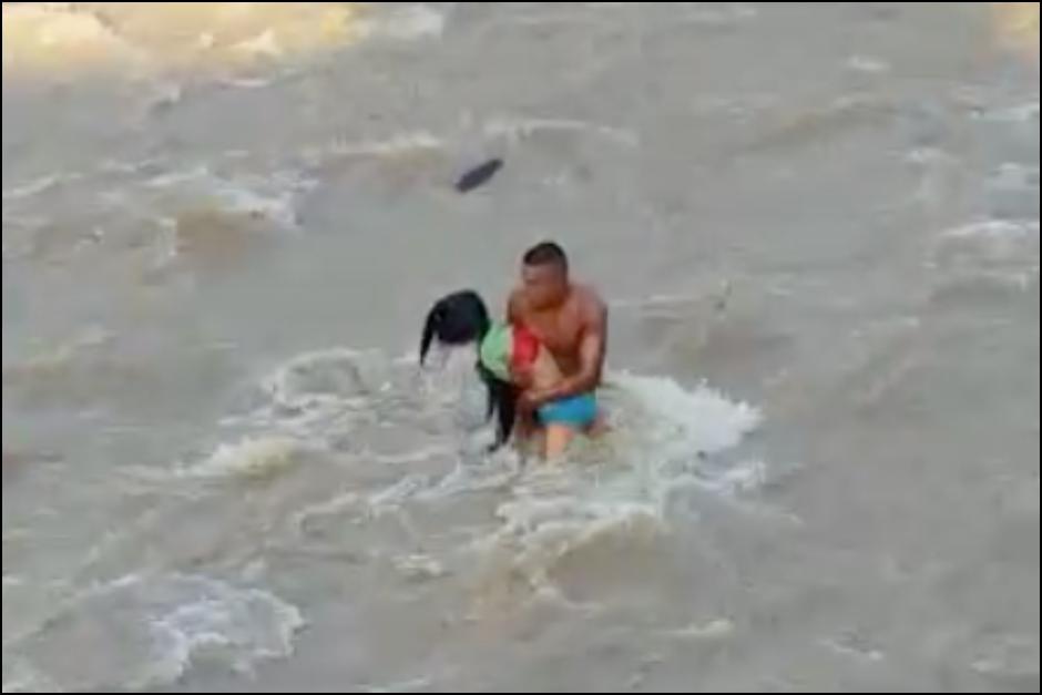 El momento en que el hombre logra salvar a la niña. (Foto: captura de pantalla)&nbsp;