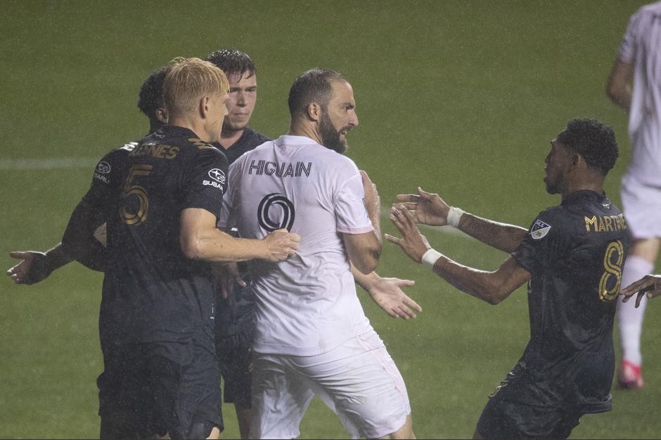 El delantero argentino fall&oacute; un penal y luego se encar&oacute; con varios rivales durante la derrota del Inter de Miami ante el Philadelphia Union. (Foto: AFP)