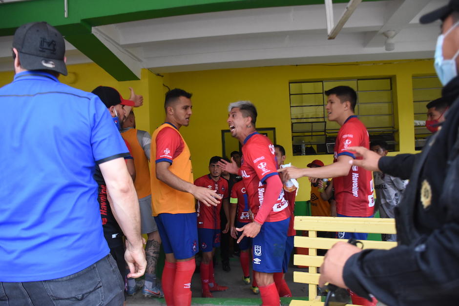 Tras el encuentro jugadores de Guastatoya y Municipal hubo una trifulca. (Foto: Nuestro Diario)