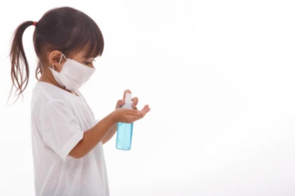 Una ni&ntilde;a comi&oacute; papel y alcohol en gel para coumplir un reto impuesto en Tik Tok. (Foto. Shutterstock)