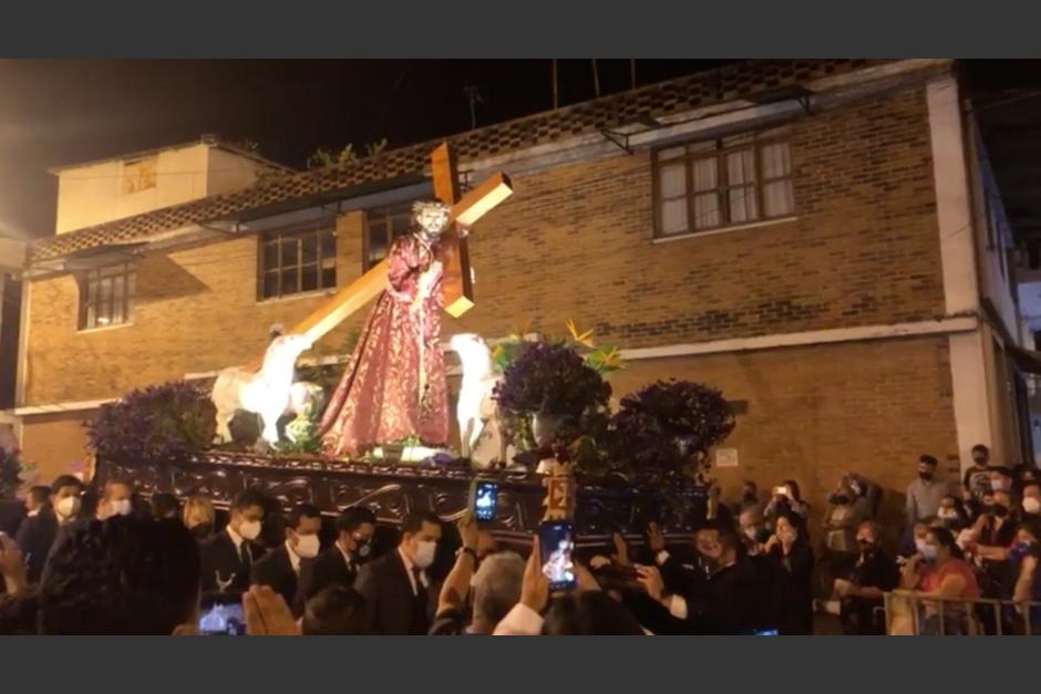 Pese a la prohibici&oacute;n del Arzobispado, en el Barrio San Antonio se llev&oacute; a cabo una procesi&oacute;n. (Foto: captura video)&nbsp;